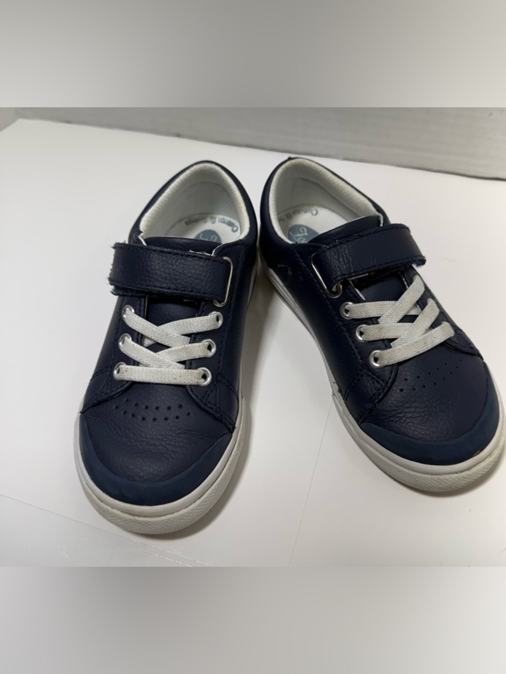 FootMates Navy and White Kids Reese Sneaker with Velcro Strap sz. 8 medium